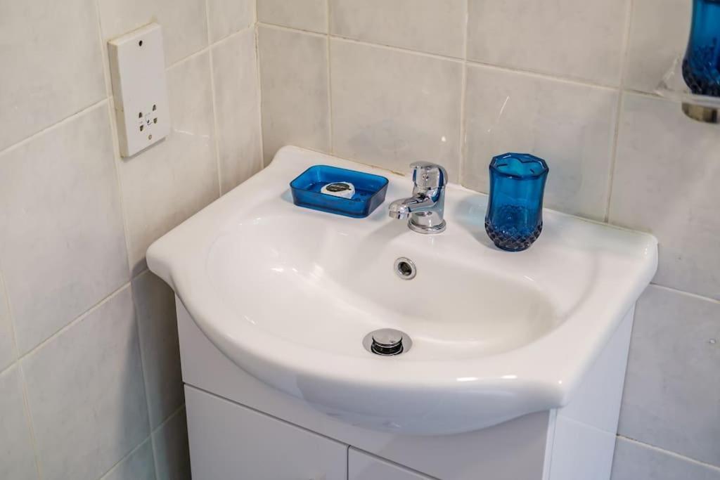 קואטברידג' Monicas Apartment Lovely Ground Floor 2 Bedroom Serviced Apartment מראה חיצוני תמונה