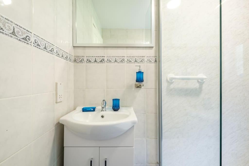 קואטברידג' Monicas Apartment Lovely Ground Floor 2 Bedroom Serviced Apartment מראה חיצוני תמונה